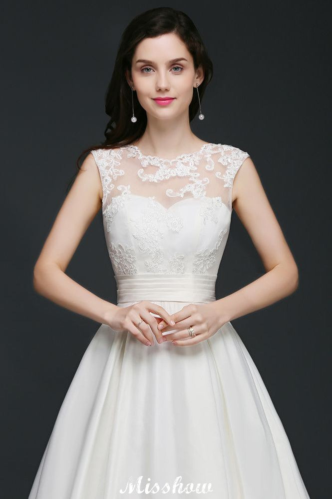Robe de mariée délicate en dentelle, coupe évasée avec bijou