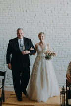 Abito da sposa avorio con applicazioni in pizzo, scollo a V, abito da sposa da spiaggia