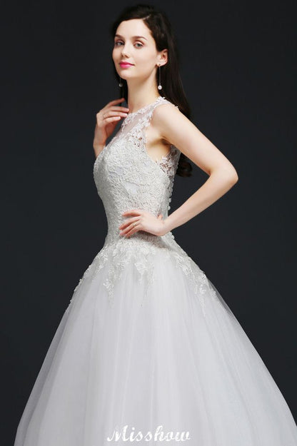 Brautkleid mit Spitzenapplikationen und U-Ausschnitt aus Tüll