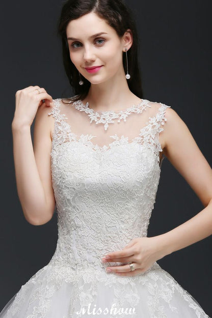 Brautkleid mit Spitzenapplikationen und U-Ausschnitt aus Tüll