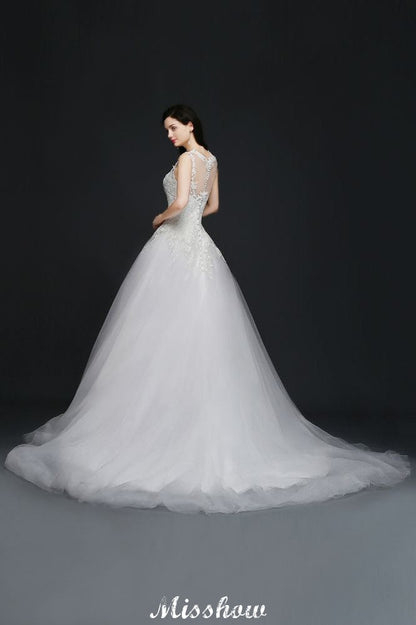 Brautkleid mit Spitzenapplikationen und U-Ausschnitt aus Tüll