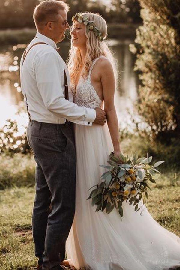 فستان زفاف بسيط بتوب دانتيل وتنورة تول بدون ظهر