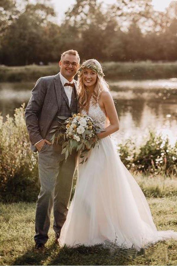 فستان زفاف بسيط بتوب دانتيل وتنورة تول بدون ظهر