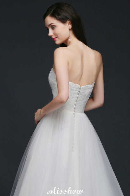 Trägerloses Brautkleid aus weißem Tüll in A-Linie