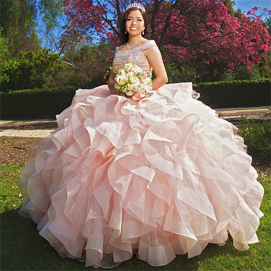Vestido de quinceañera con cuello barco y organza, largo y elegante