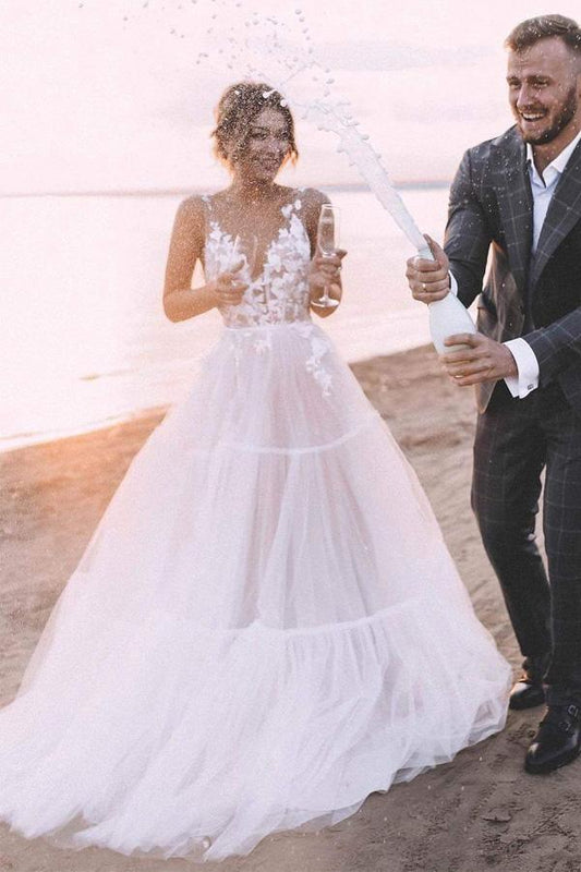 Falda de tul en capas con encaje y escote en V para boda al aire libre
