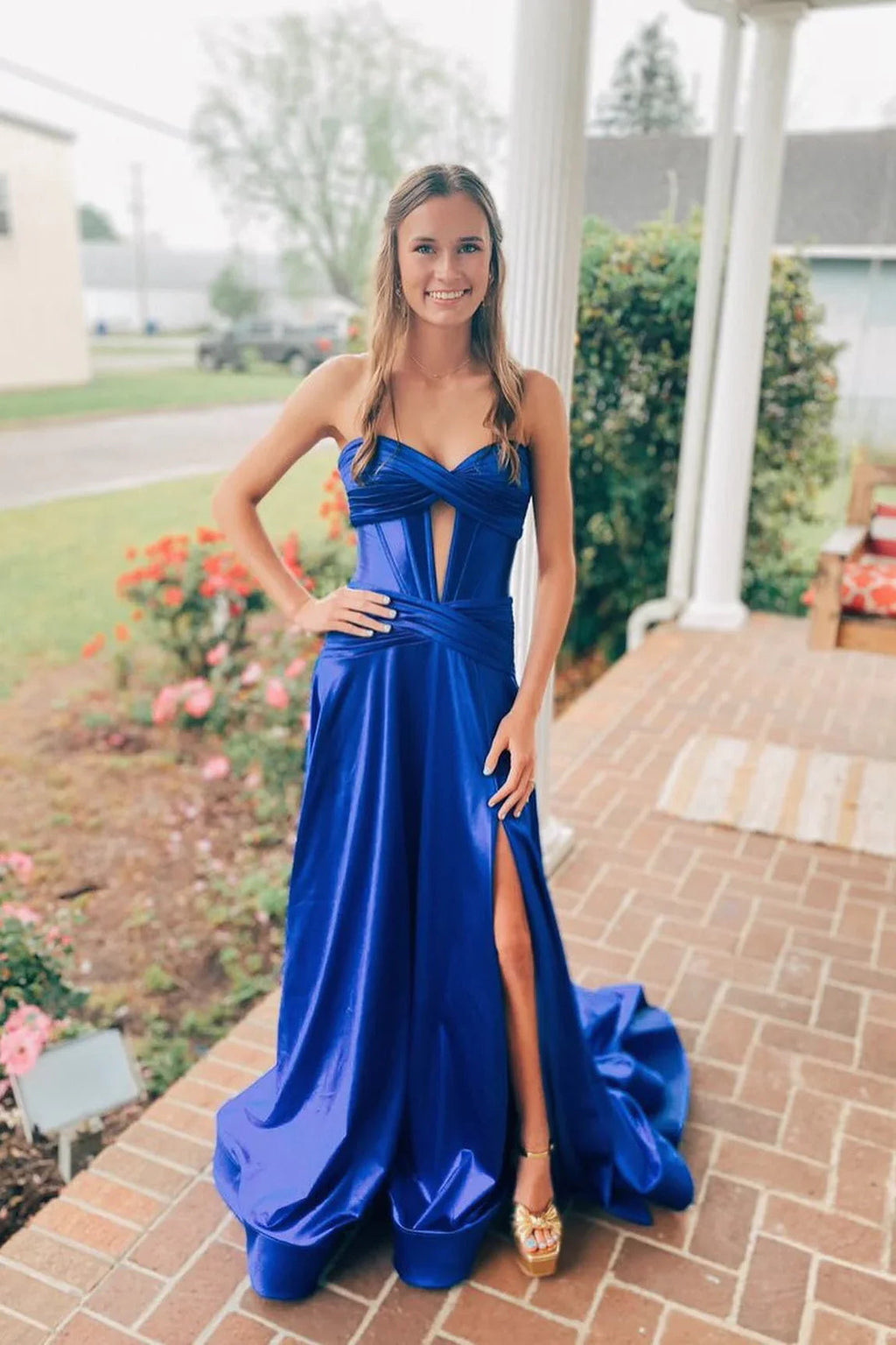 Leif | Vestido longo de baile azul real com decote em coração e abertura em gota, corte em A