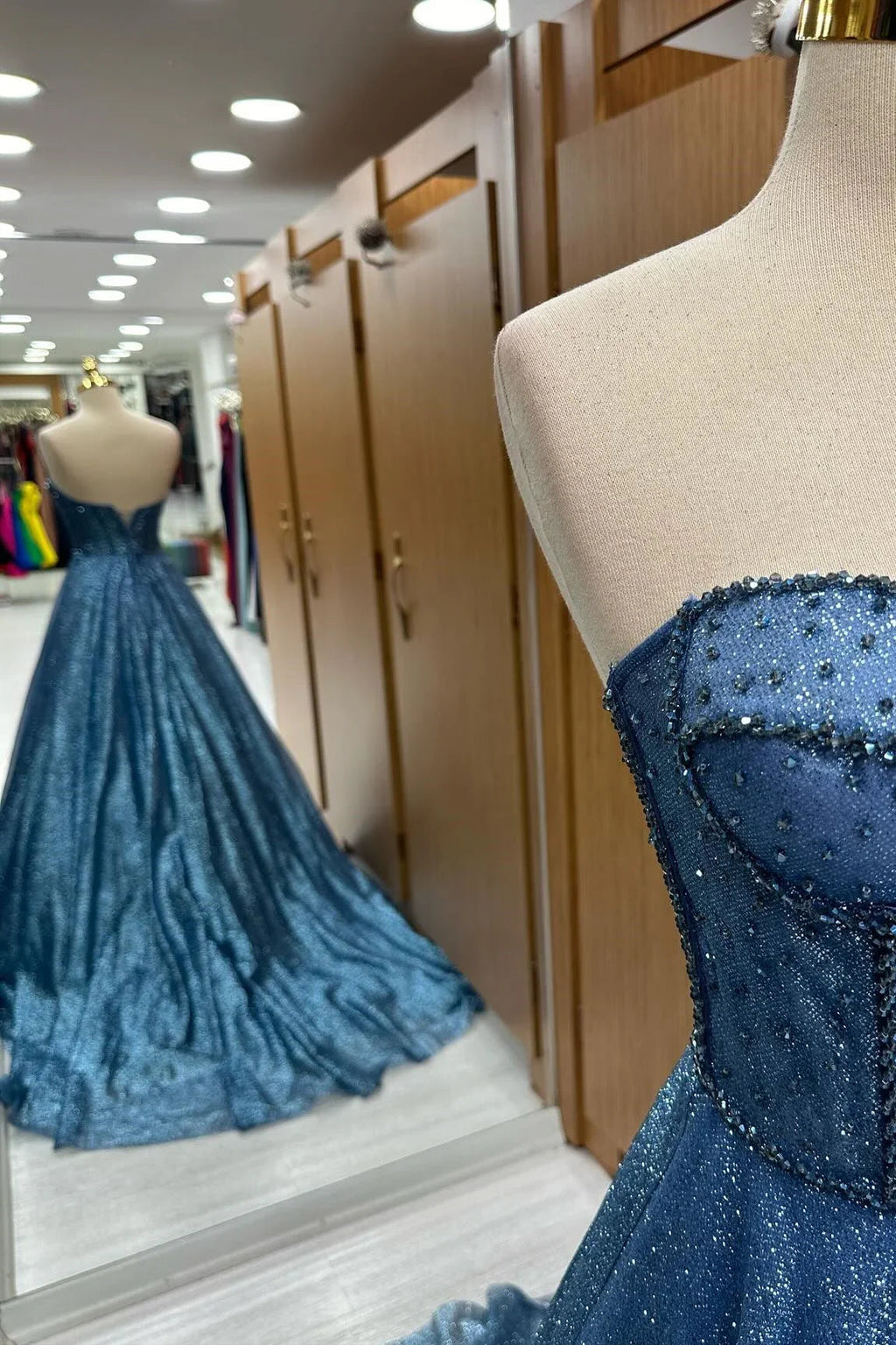 Leon | Abito lungo da sera a linea ad A con scollo a cuore, perline e paillettes blu marina