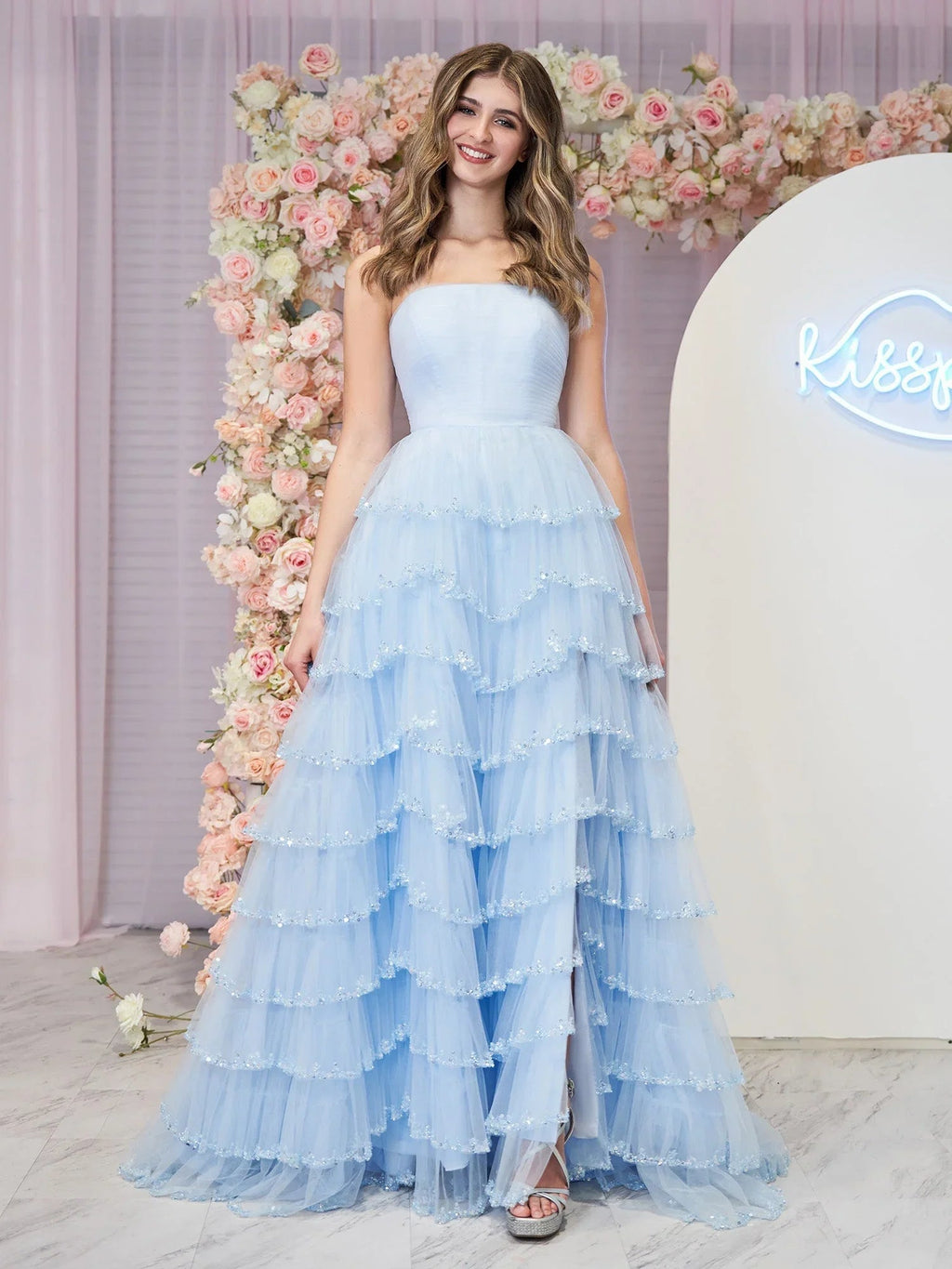 Braelyn | Abito da sera azzurro chiaro senza spalline in tulle a strati con paillettes