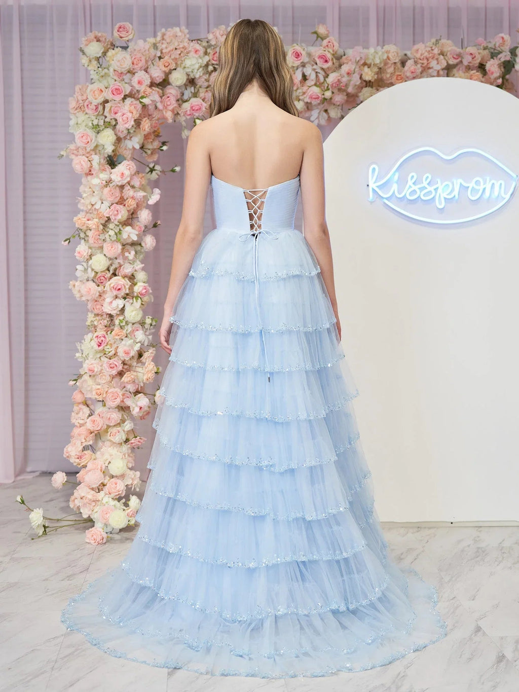 Braelyn | Abito da sera azzurro chiaro senza spalline in tulle a strati con paillettes