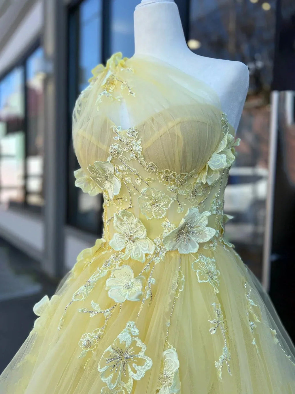 Jayna | Abito lungo da sera giallo chiaro con una spalla, applicazioni 3D e perline, con spacco