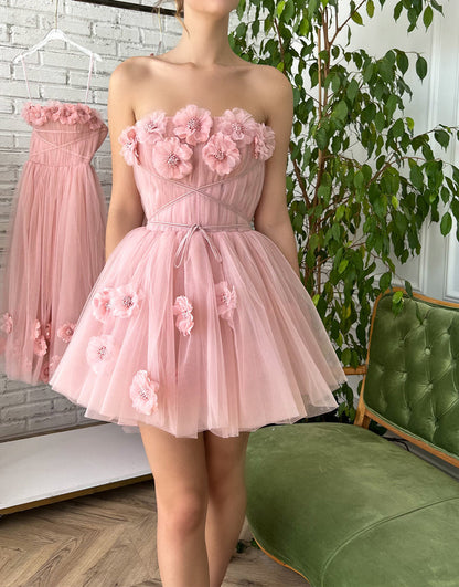 Kurzes A-Linien-Heimkehrkleid mit handgemachten Blumen