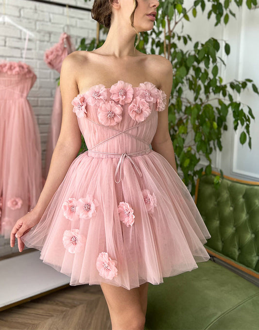 Kurzes A-Linien-Heimkehrkleid mit handgemachten Blumen