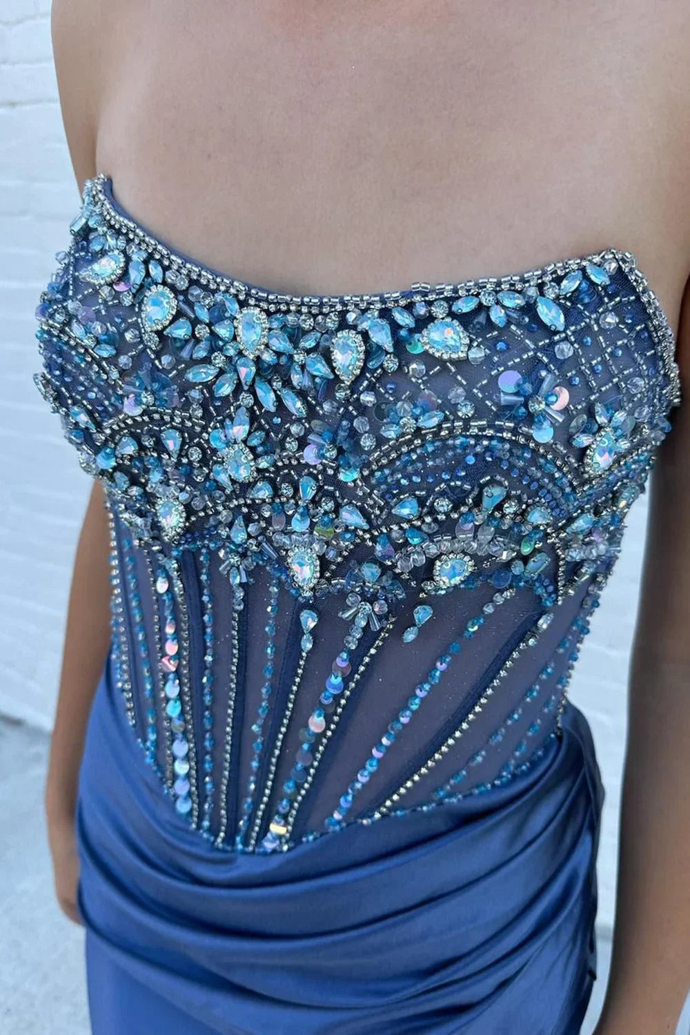 ليلى | فستان سهرة ساتان على شكل حورية البحر بدون أكتاف مزين بالخرز مع فتحة جانبية
