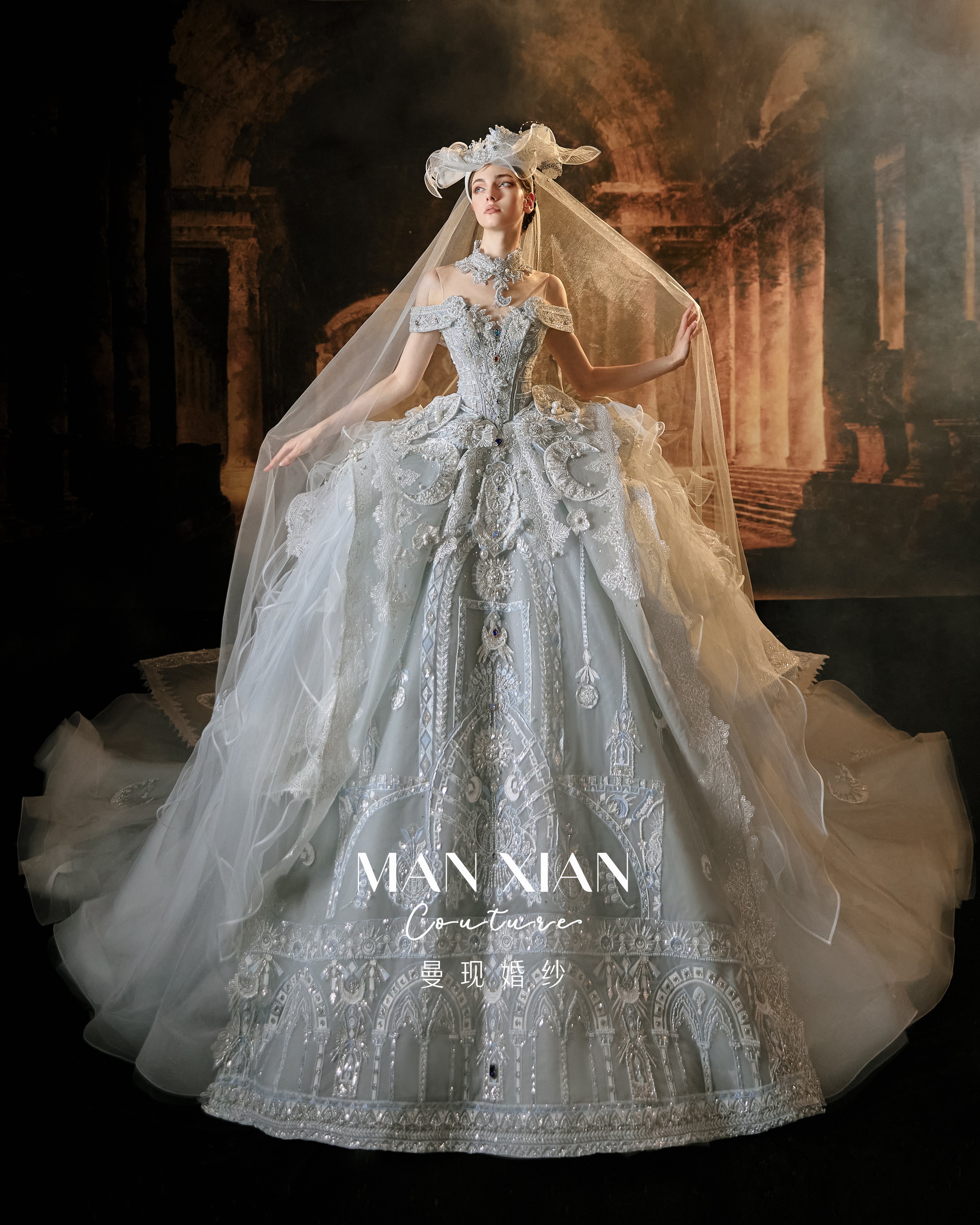 Abito da sposa celeste con perline, scollo a spalle scoperte, gonna a palloncino, strascico a cattedrale e motivi lunari
