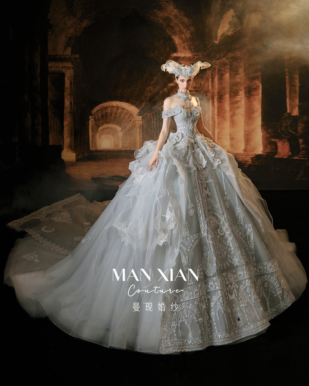 Abito da sposa celeste con perline, scollo a spalle scoperte, gonna a palloncino, strascico a cattedrale e motivi lunari