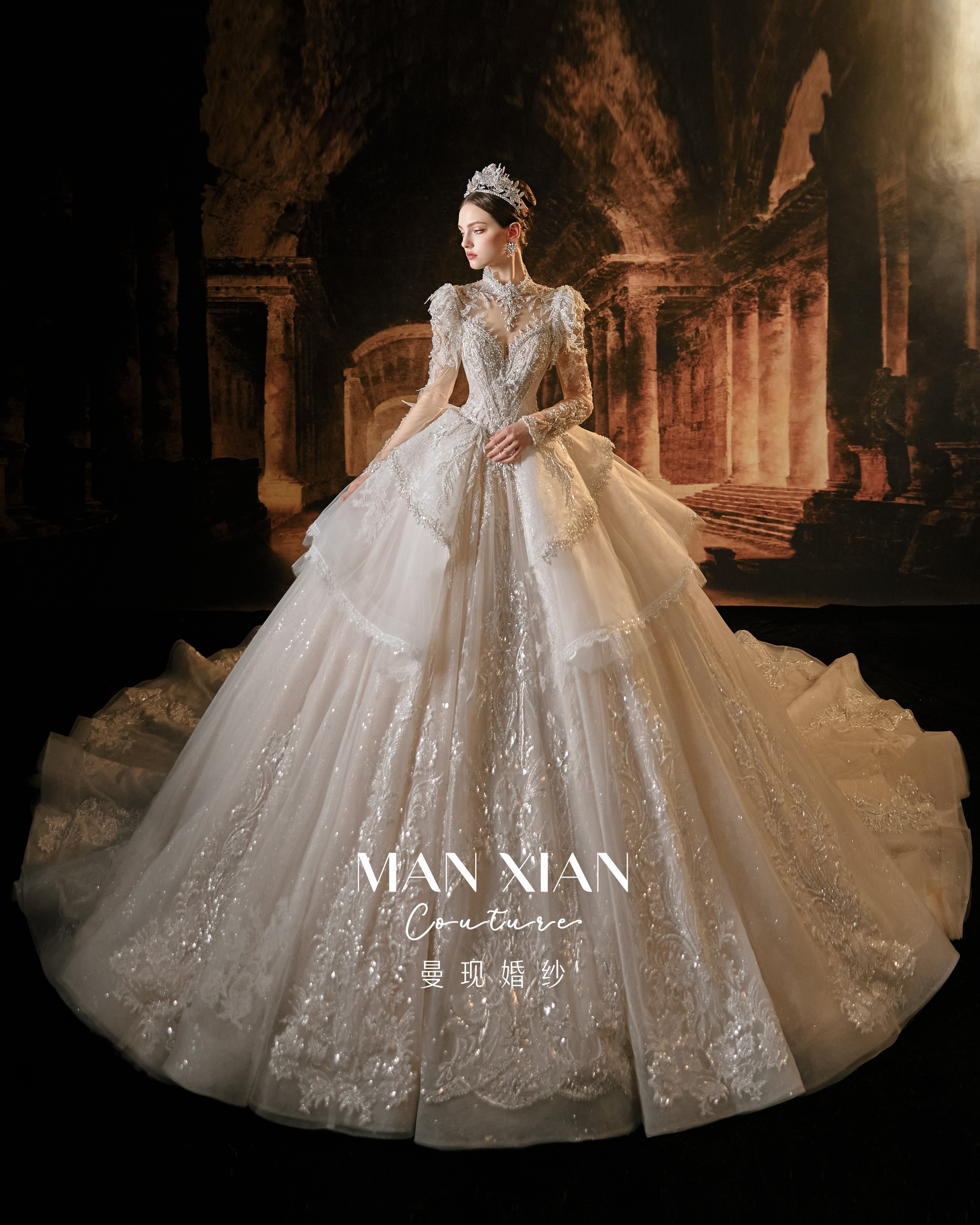 Robe de mariée de luxe en dentelle perlée avec col montant et traîne | Robe de mariée princesse à jupe bouffante