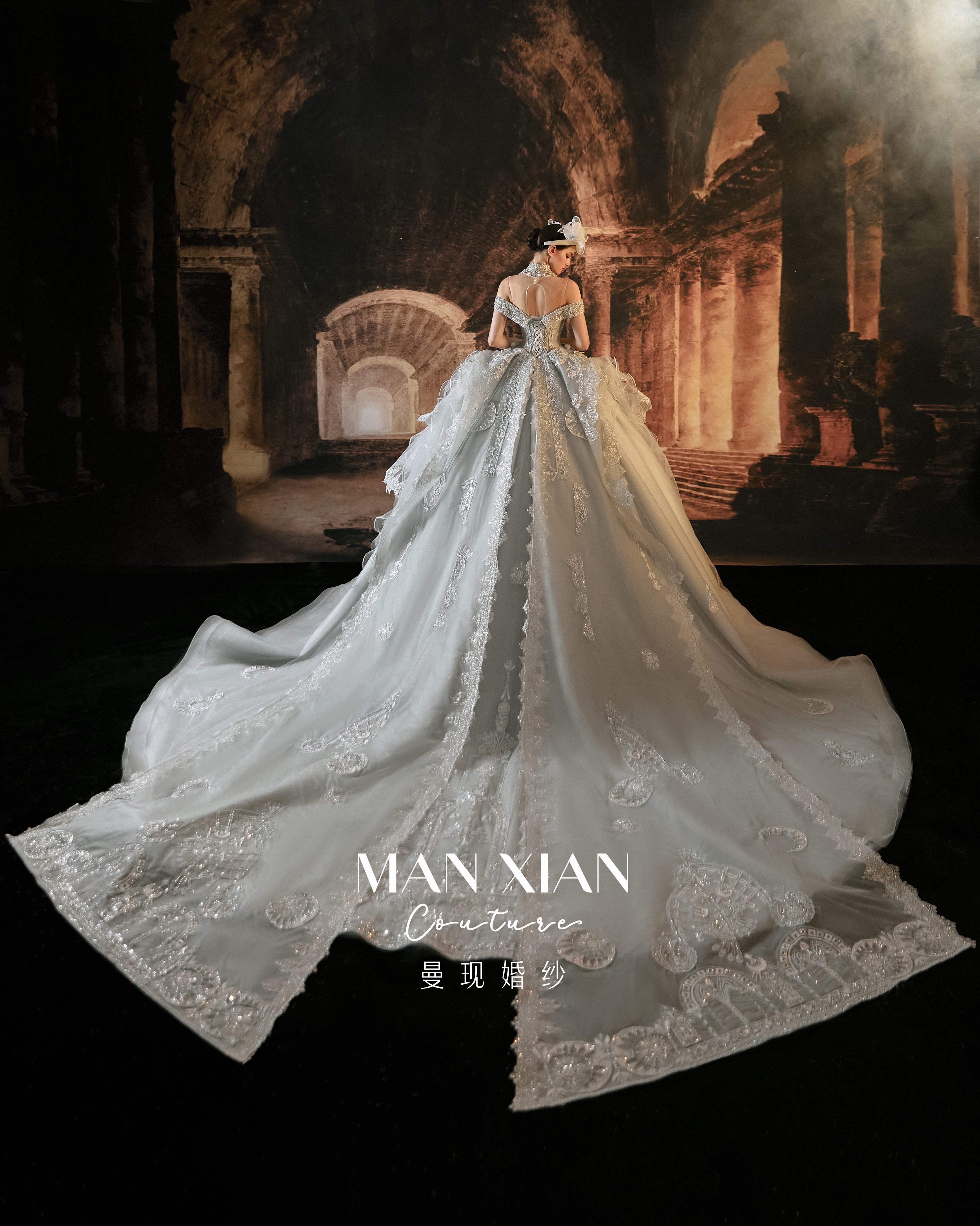 Abito da sposa celeste con perline, scollo a spalle scoperte, gonna a palloncino, strascico a cattedrale e motivi lunari