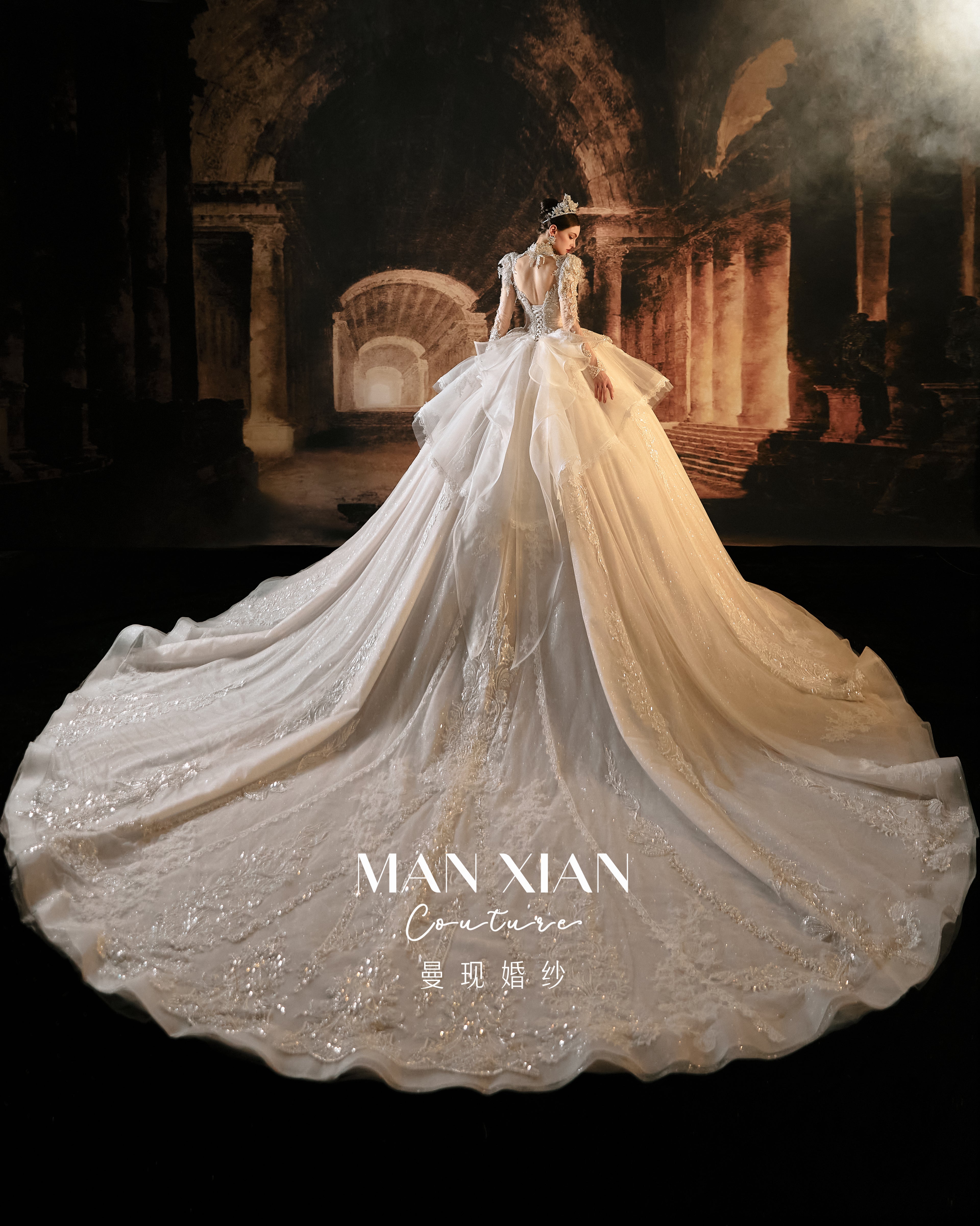 Robe de mariée de luxe en dentelle perlée avec col montant et traîne | Robe de mariée princesse à jupe bouffante