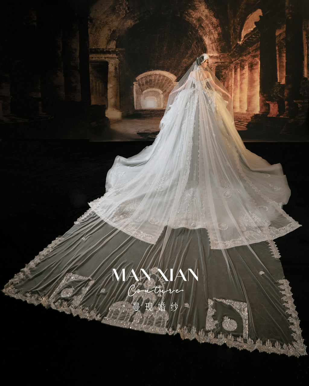 Abito da sposa celeste con perline, scollo a spalle scoperte, gonna a palloncino, strascico a cattedrale e motivi lunari