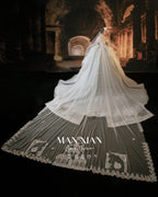 Abito da sposa celeste con perline, scollo a spalle scoperte, gonna a palloncino, strascico a cattedrale e motivi lunari