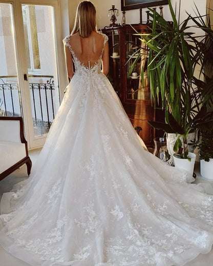 Langes A-Linien-Brautkleid mit Applikationen und Spitze und rückenfreiem Rücken