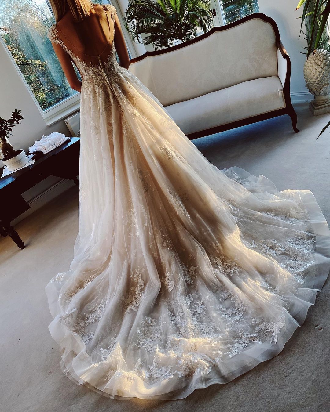 Robe de mariée longue en ligne A, appliques en dentelle, dos nu, traîne d'église
