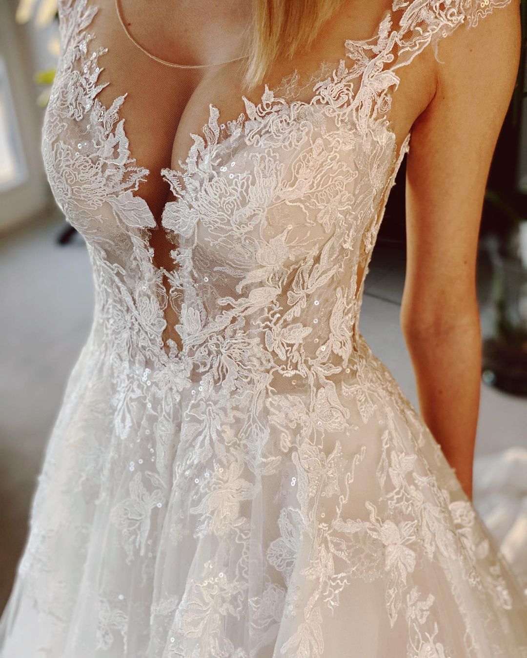 Langes A-Linien-Brautkleid mit Applikationen und Spitze und rückenfreiem Rücken