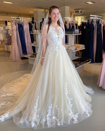 Langes A-Linien-Brautkleid mit Applikationen, Spitze, Tüll und Rüschen, rückenfrei