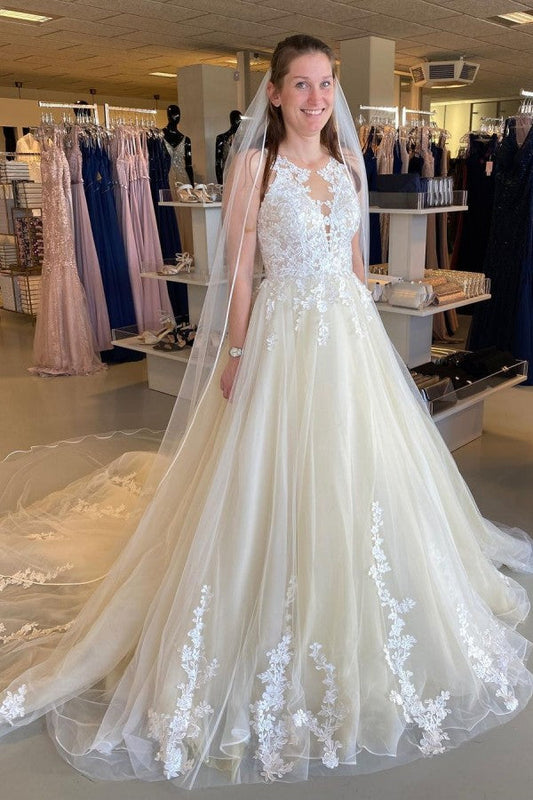 Langes A-Linien-Brautkleid mit Applikationen, Spitze, Tüll und Rüschen, rückenfrei