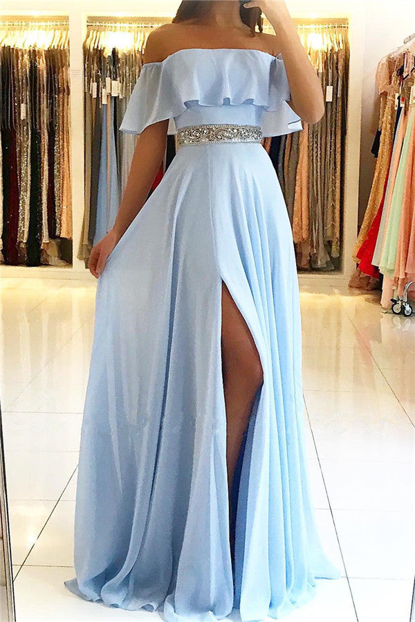 Vestido longo de baile azul celeste em chiffon, corte evasê, ombros descobertos, com racha