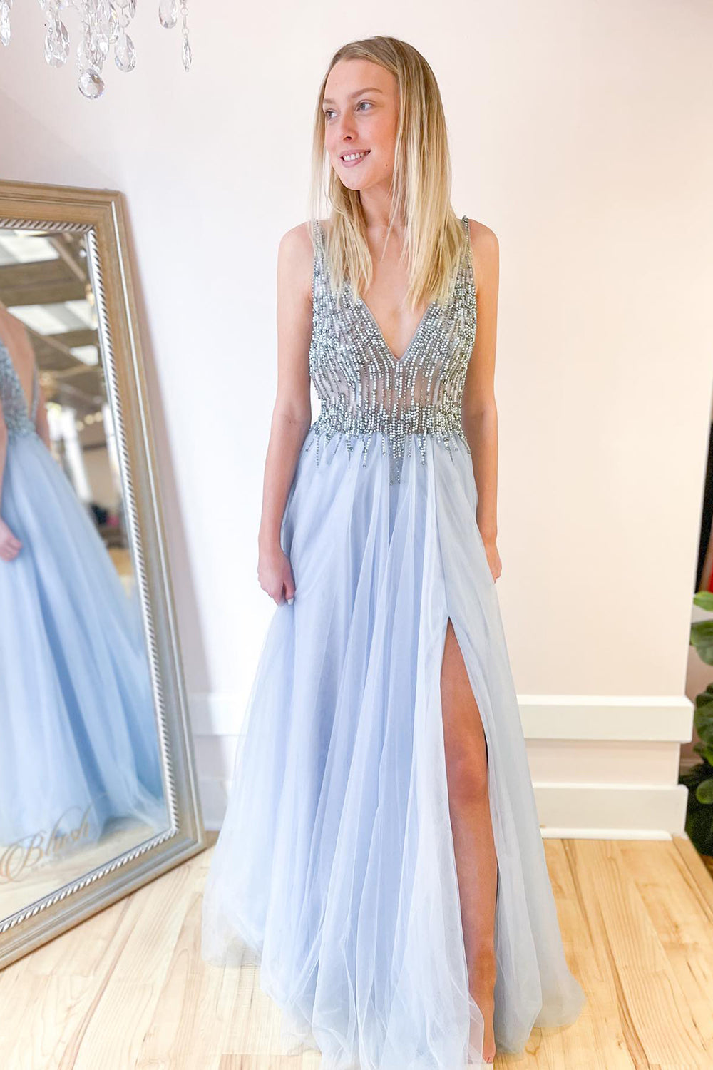 Vestido de baile longo em linha A com decote profundo em V, bordado, tule, costas abertas e racha