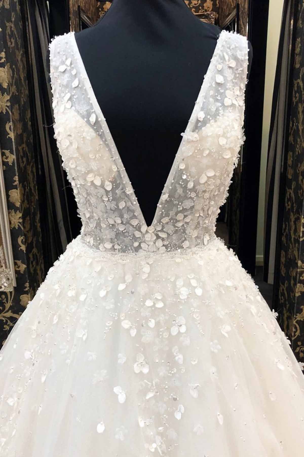 Robe de mariée longue en tulle, coupe évasée, décolleté plongeant en V