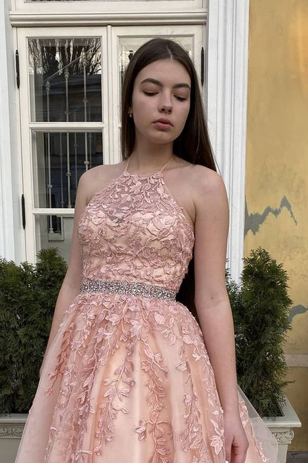 Vestidos formais longos de baile em tule com renda, corte evasê, alças ao pescoço e costas descobertas