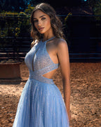 فستان سهرة طويل بقصة على شكل حرف A، بحمالة حول الرقبة، مزين بالخرز والترتر، من التول، بدون ظهر