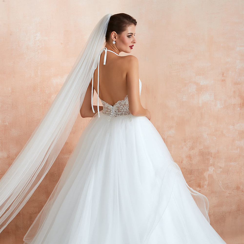 Robe de mariée longue en tulle, coupe trapèze, dos nu avec bretelles nouées et appliques