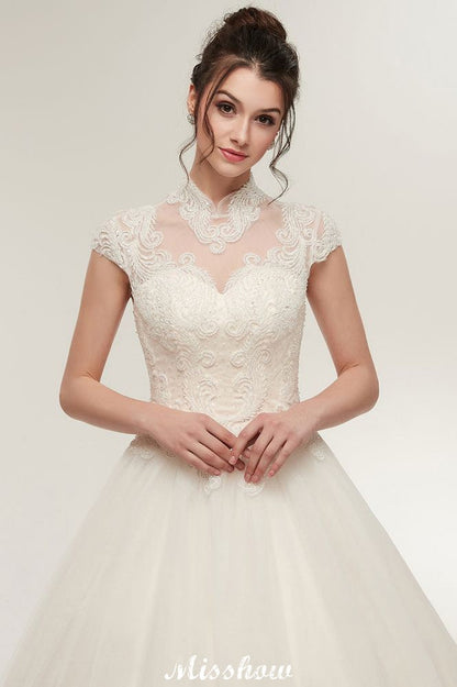 Langes A-Linien-Brautkleid mit hohem Halsausschnitt, Spitzenapplikationen und kurzen Ärmeln