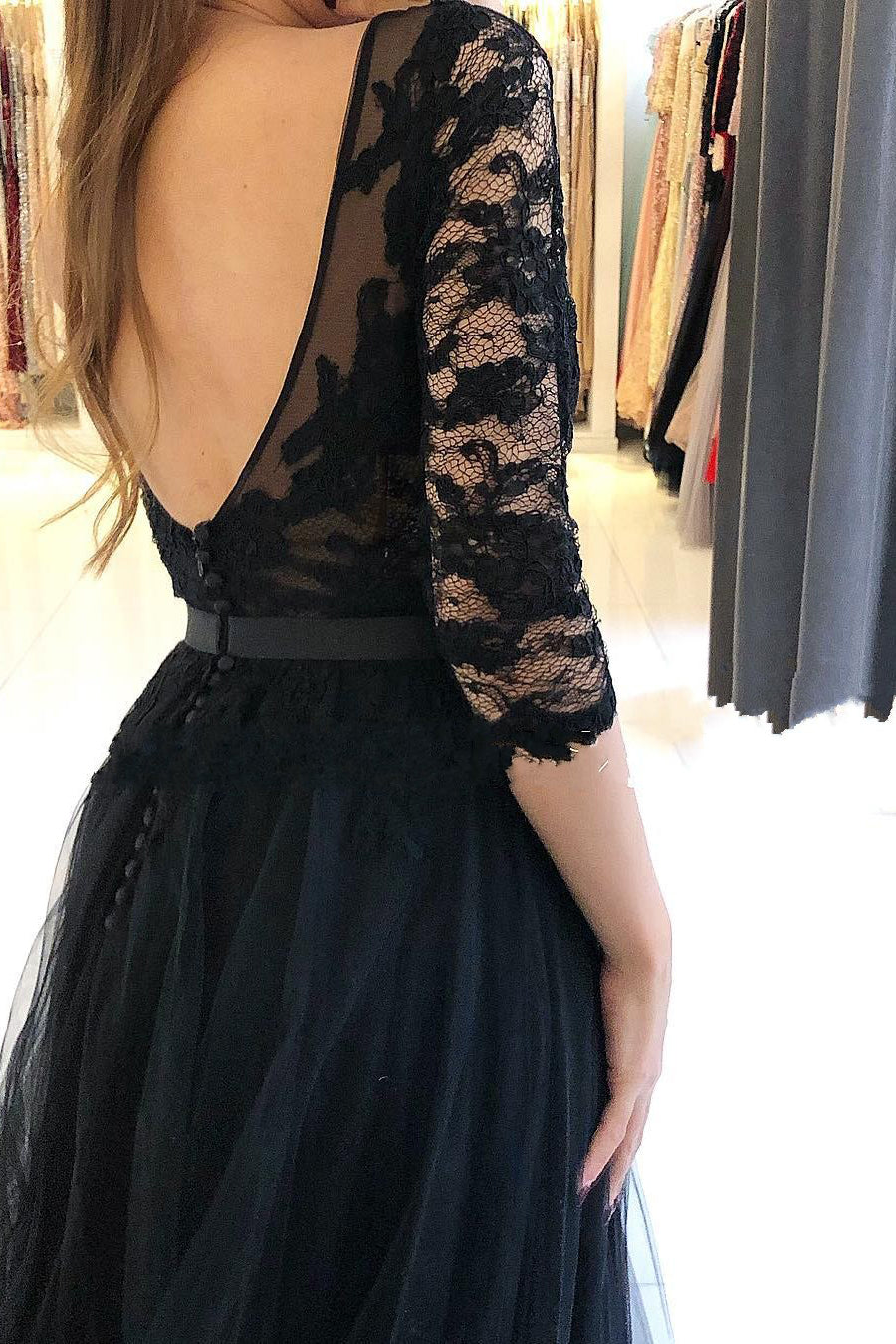 Vestido longo preto de baile com renda, tule, corte frontal e mangas em linha A
