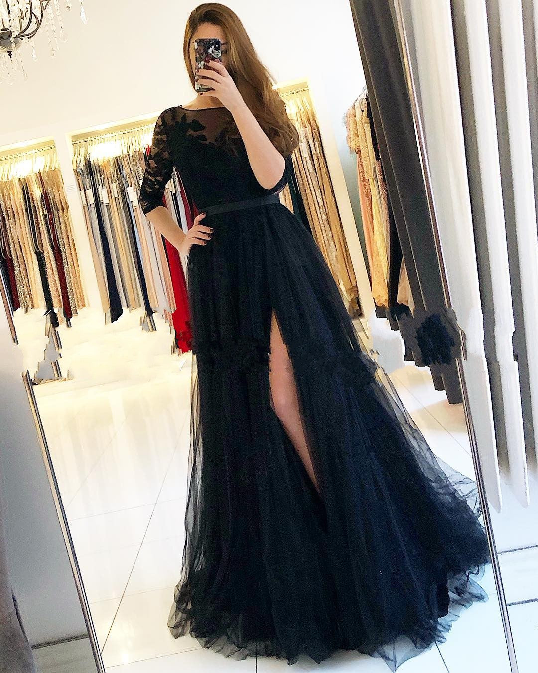 Vestido longo preto de baile com renda, tule, corte frontal e mangas em linha A
