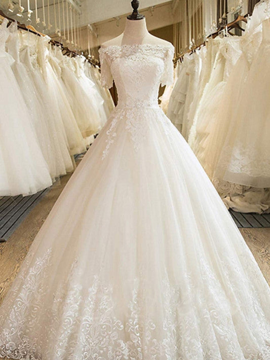 Langes A-Linien-Brautkleid mit schulterfreier Hofschleppe und Spitze und Tüll