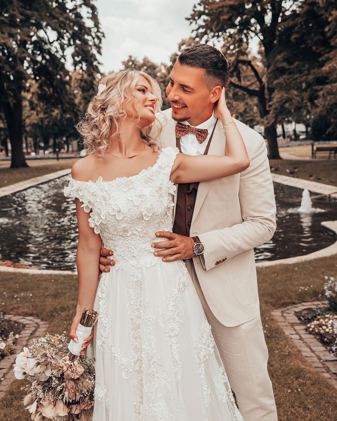 Robe de mariée longue ligne A à épaules dénudées avec fleurs en relief et applications de dentelle