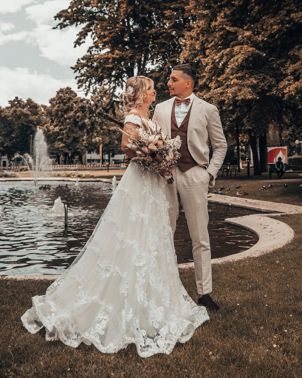 Robe de mariée longue ligne A à épaules dénudées avec fleurs en relief et applications de dentelle