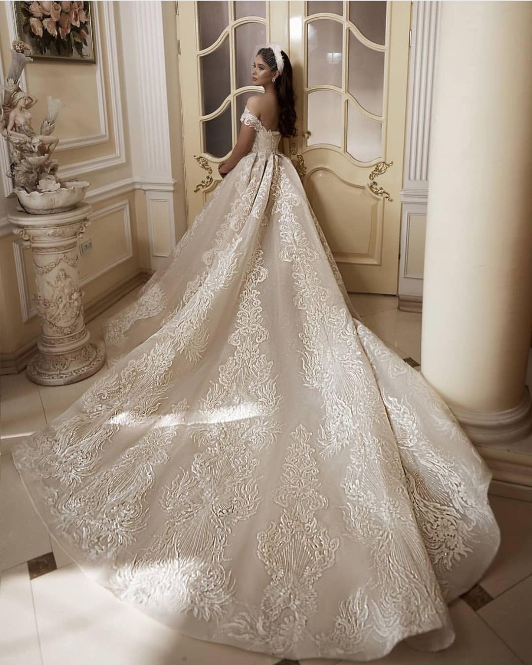Robe de mariée longue en dentelle avec appliques, coupe évasée et épaules dénudées