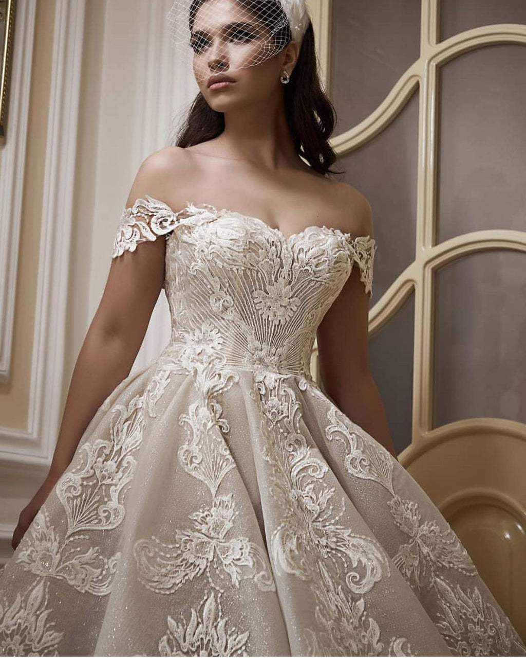 Robe de mariée longue en dentelle avec appliques, coupe évasée et épaules dénudées