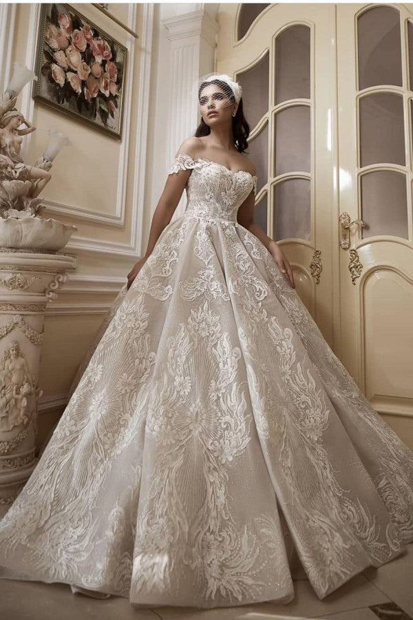 Robe de mariée longue en dentelle avec appliques, coupe évasée et épaules dénudées
