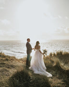 فستان زفاف طويل بقصة على شكل حرف A، بدون أكتاف، مكشوف الظهر، مزين بتطريزات من الدانتيل والتول