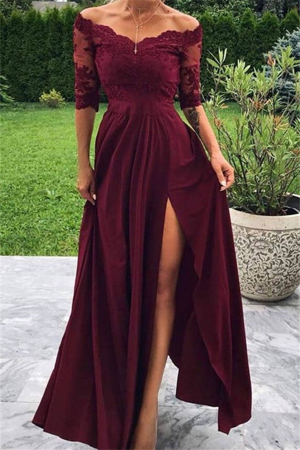 Vestido longo de baile em linha A, ombros descobertos, fenda frontal, cor bordô, com mangas