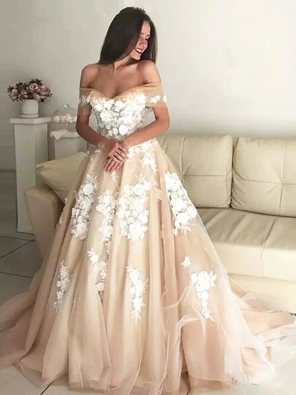 Langes A-Linien-Abendkleid mit schulterfreier Spitze und Applikationen