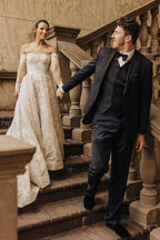 Robe de mariée longue en dentelle, ligne A, décolletée épaules nues avec manches