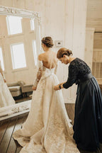 Robe de mariée longue en dentelle, ligne A, décolletée épaules nues avec manches